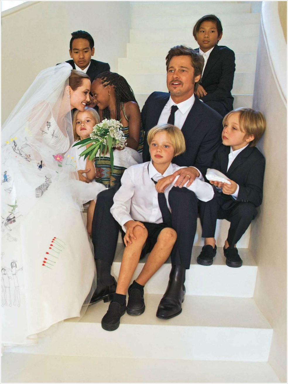 Angelina Jolie e Brad Pitt, com os filhos, durante o casamento, em 2014 — Foto: Divulgação