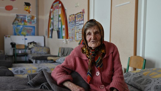 Ucraniana de 98 anos caminha 10 km para escapar de invasão russa a sua cidade: ‘Caí na grama, dormi e depois continuei andando’