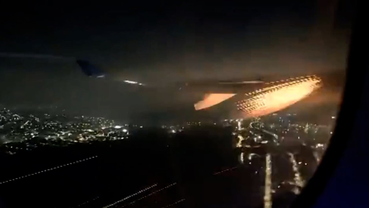 Ap&oacute;s falha de turbina, passageiros e crian&ccedil;as entram em p&acirc;nico durante voo em Guarulhos; mulher pede: 'Desce isso, pelo amor de Deus'