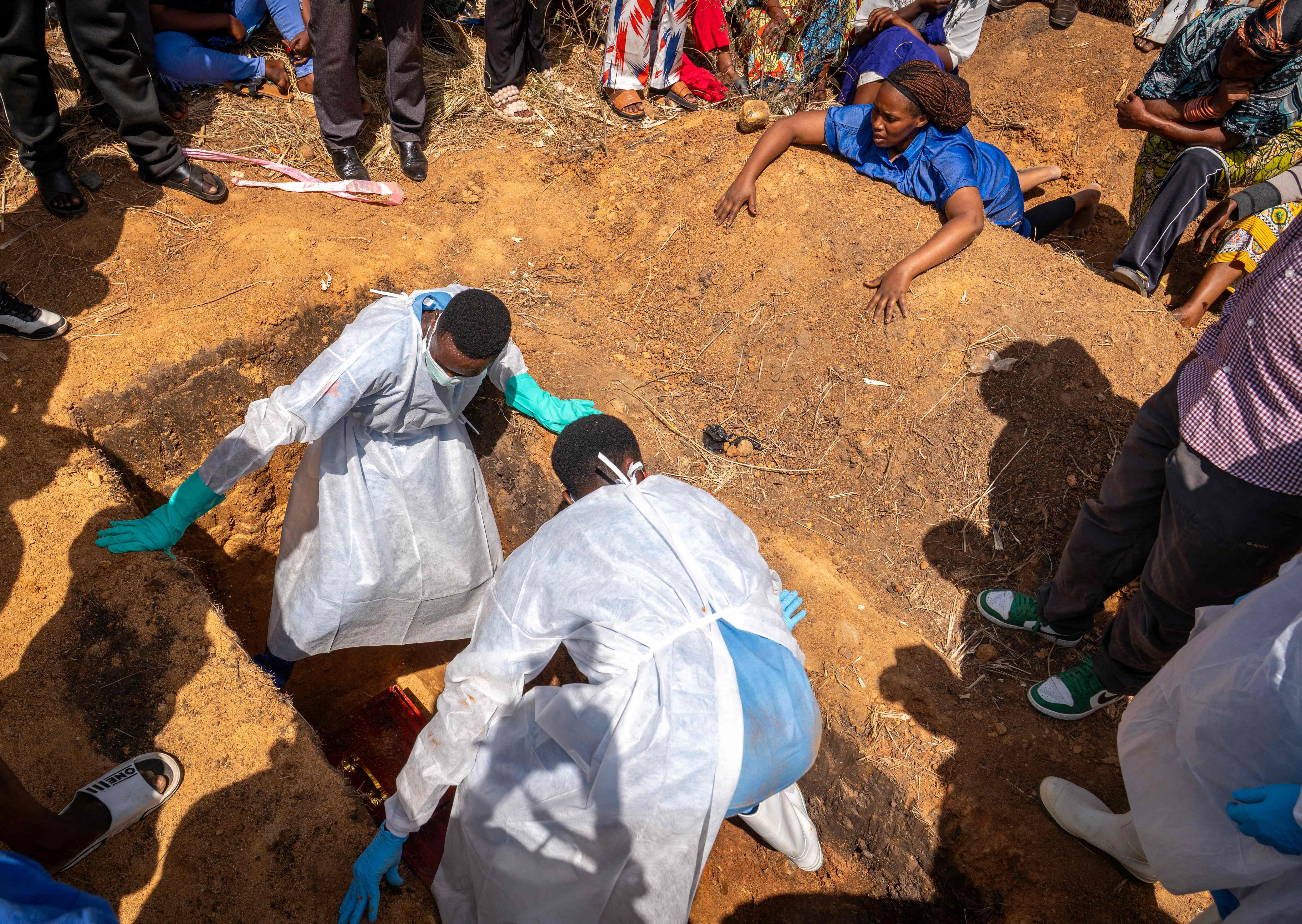 Ebola: por que parentes invadem hospitais para buscar os corpos das vítimas? Entenda