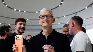 Tim Cook, CEO da Apple, mostra o novo Iphone 17 — Foto: Justin Sullivan/Getty Images/AFP