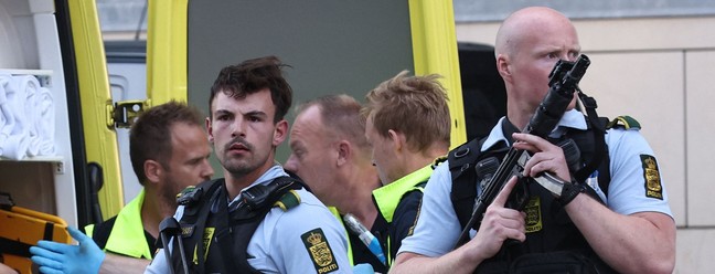 Policiais armados são vistos durante a evacuação de pessoas no centro comercial Fields, em Copenhague, Dinamarca, após um tiroteio — Foto: Olafur Steinar Gestsson / Ritzau Scanpix / AFP