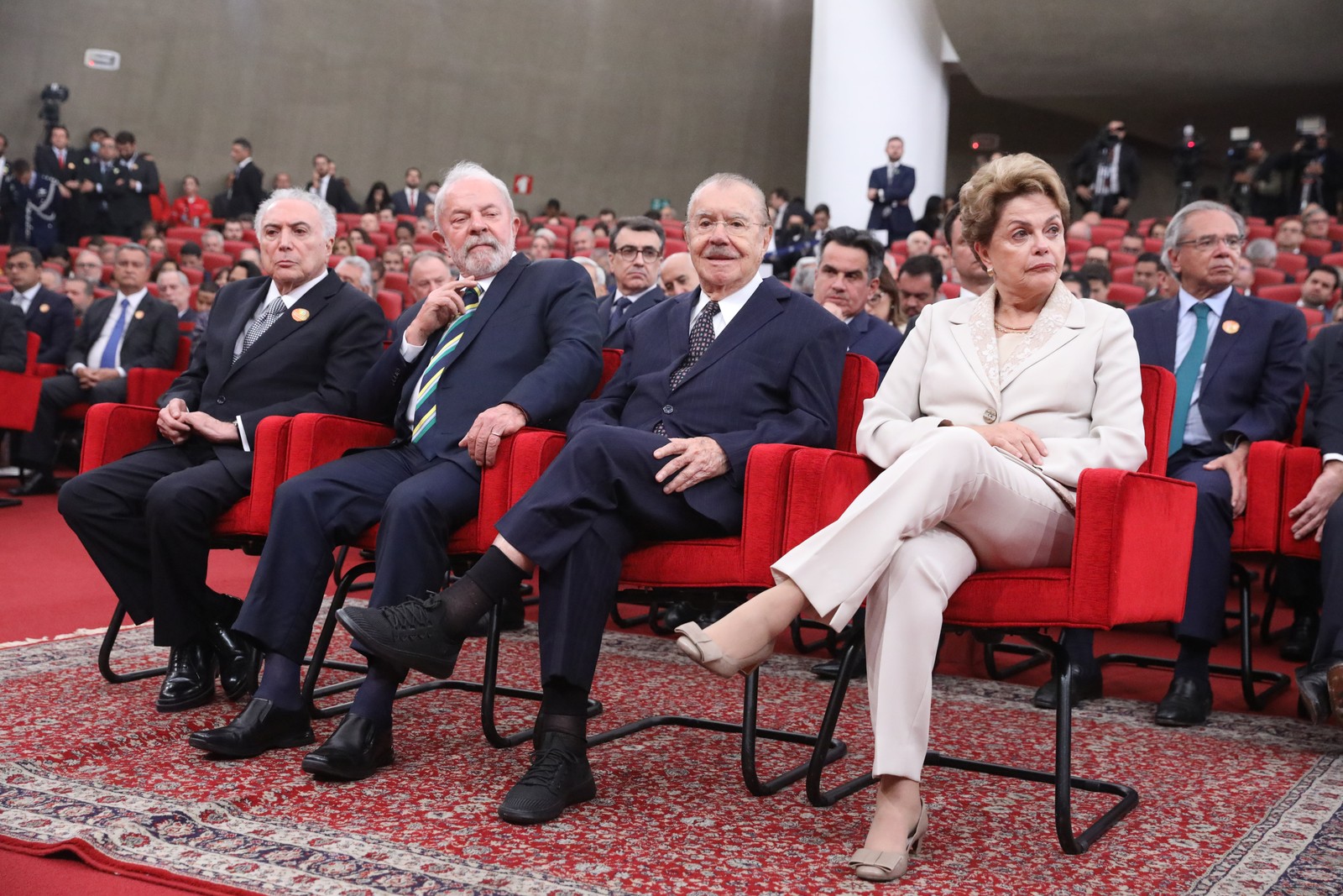 Na primeira fila, os ex-presidentes Temer, Lula, Sarney e Dilma — Foto: Antonio Augusto/Secom/TSE