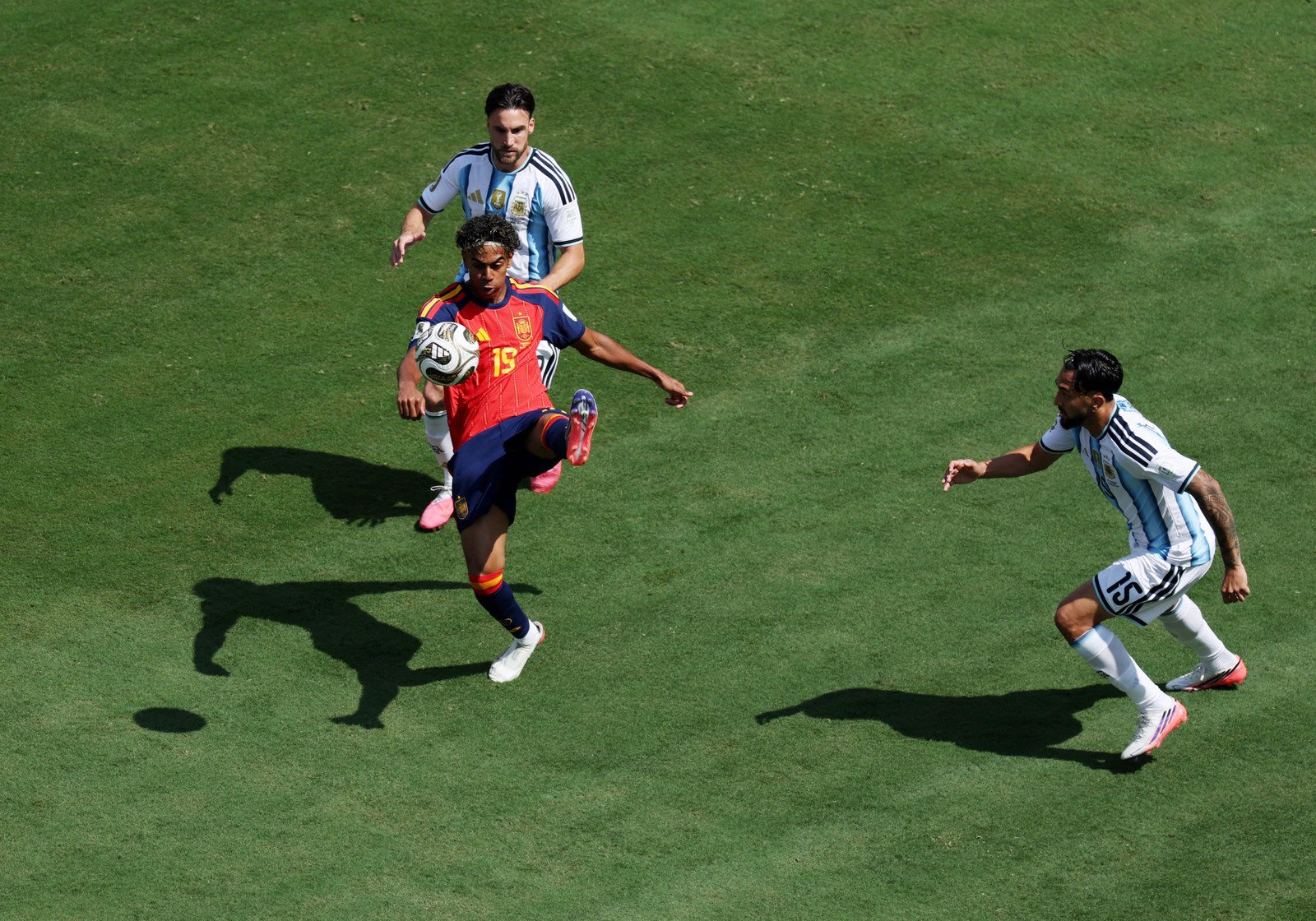 Lamine Yamal, camisa 19 da Espanha, domina a bola durante a partida da final da Copa do Mundo da FIFA 2026 entre Espanha e Argentina, no New York New Jersey Stadium, em 19 de julho de 2026, em East Rutherford, Nova Jersey. — Foto: Kevin C. Cox/Getty Images/AFP
