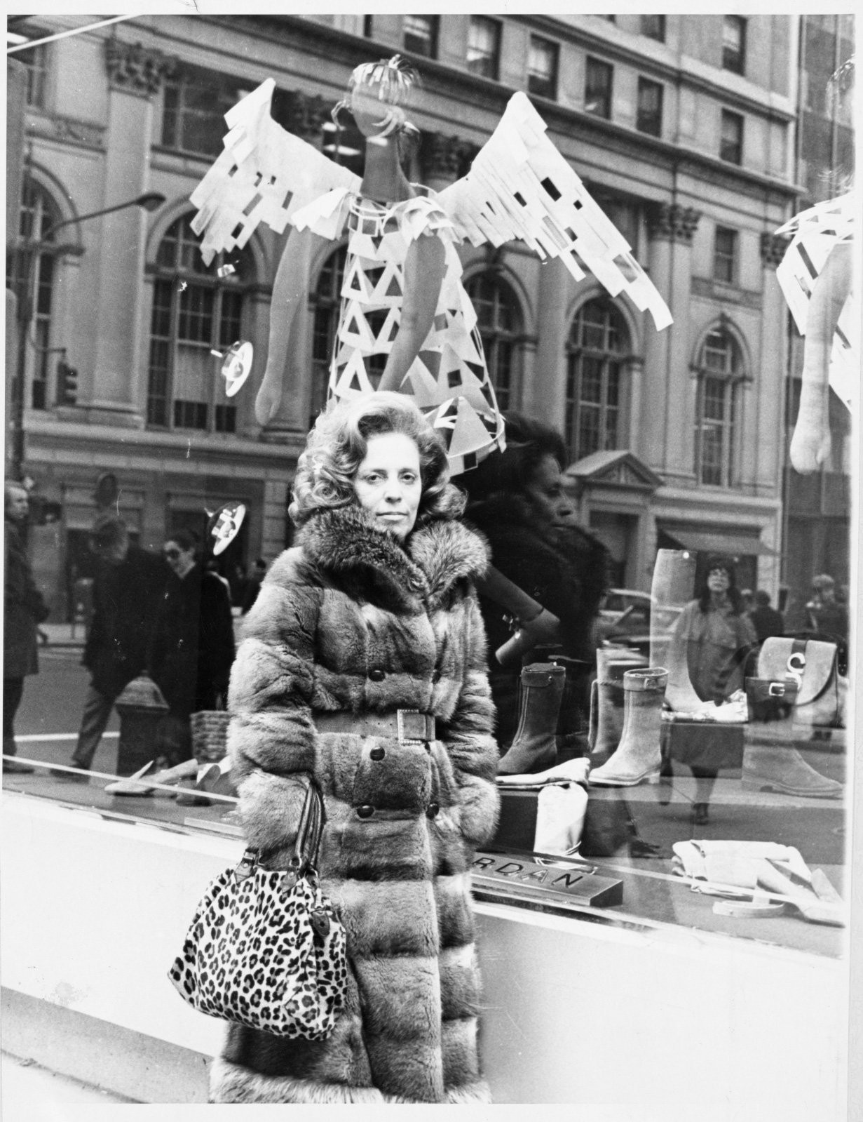 Em Nova York, diante de vitrine com um anjo, sua marca registrada — Foto: Arquivo