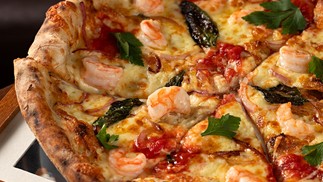 A pizza Scampi, do Ferro e Farinha, feita de camarão com creme de alho, mozzarella, molho de tomate e ervas. — Foto: Rodrigo Azevedo