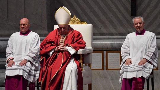 Frio faz Papa desistir de acompanhar Via-Crúcis no Coliseu em Roma