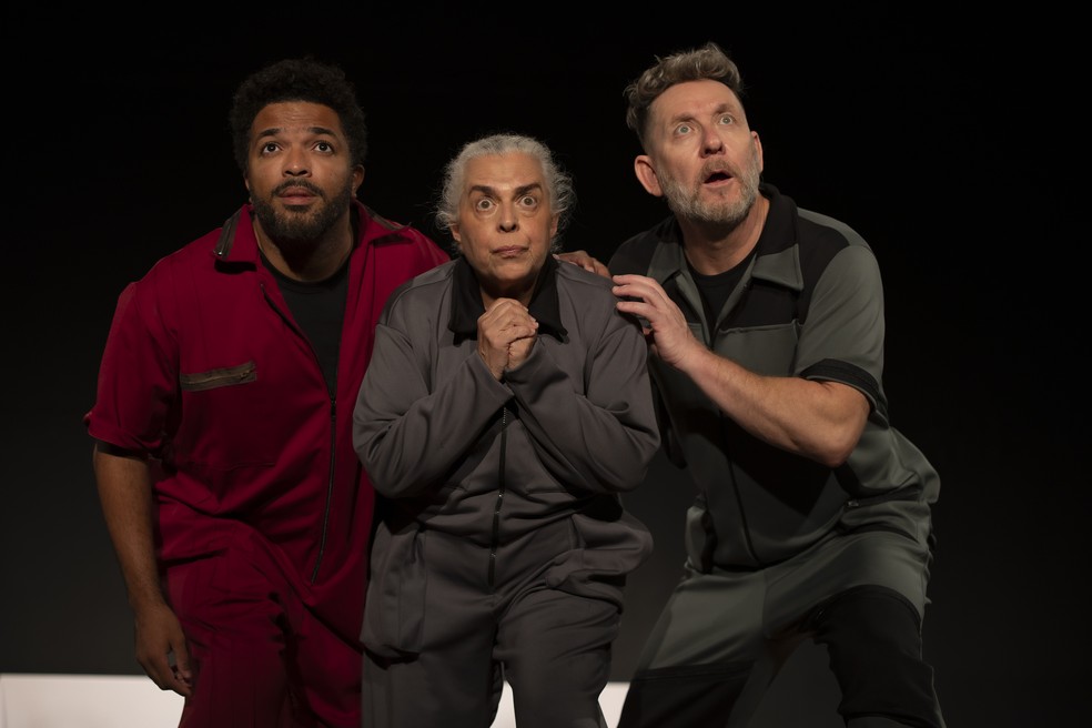 Cena de "O homem decomposto", que encerra temporada na Casa de Cultura Laura Alvim — Foto: Divulgação/Nil Caniné