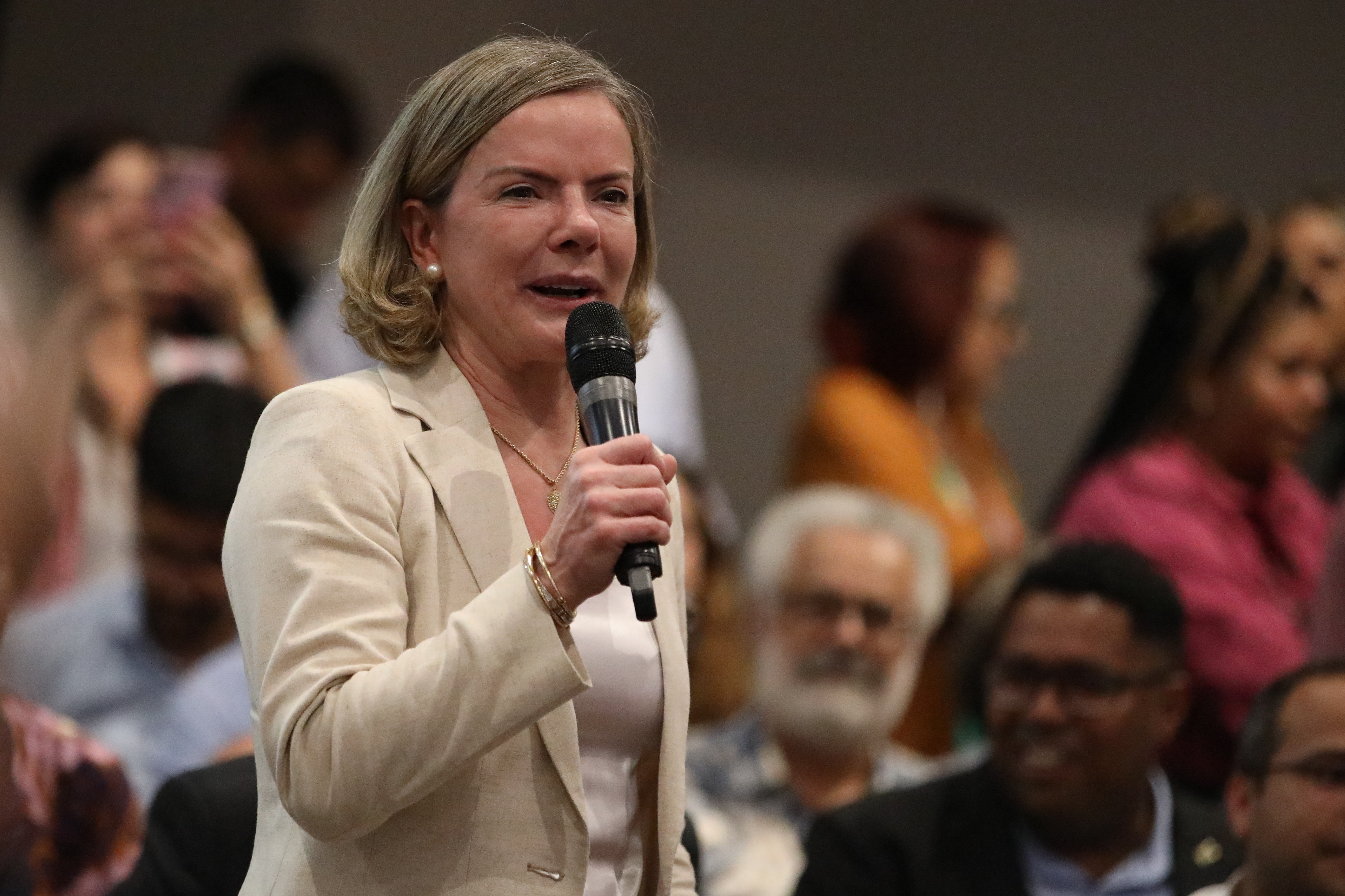 Gleisi Hoffmann acusa presidente da CPMI do INSS de aplicar golpe em votação que aprovou quebra de sigilo de Lulinha