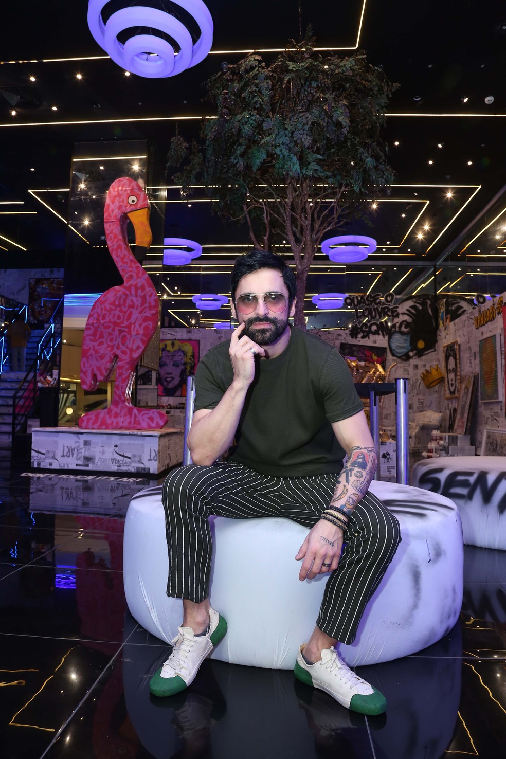 O artista plástico Anderson Thives em sua loja, no Via Parque — Foto: Divulgação