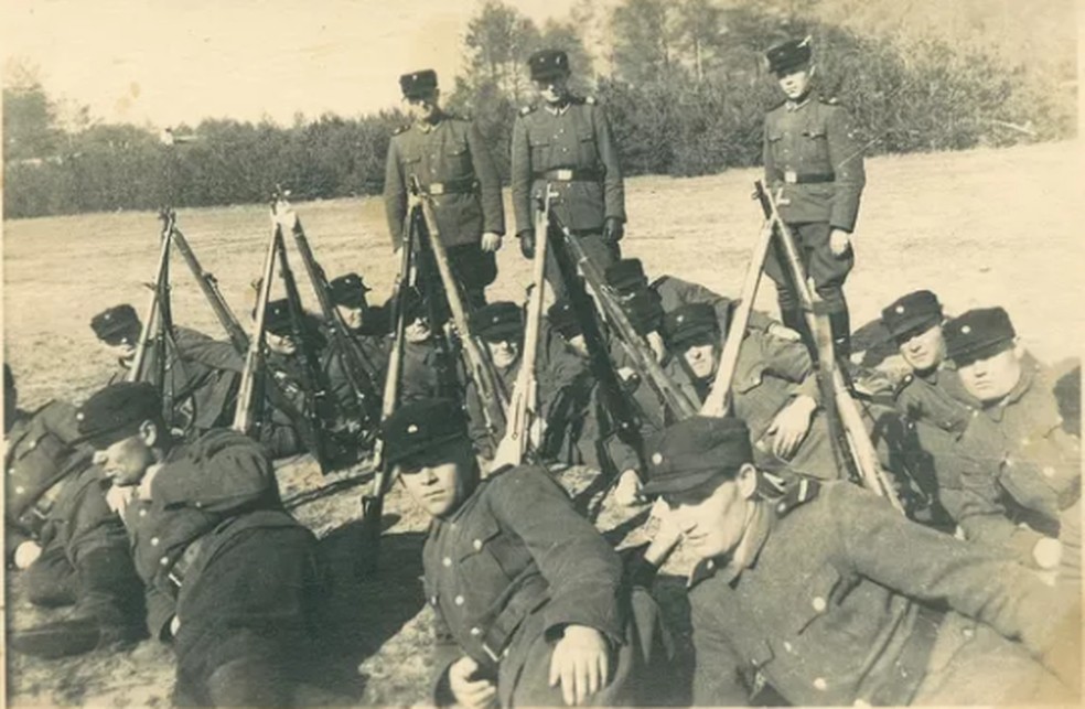 Soldados posam com suas armas em Sobibor — Foto: Reprodução
