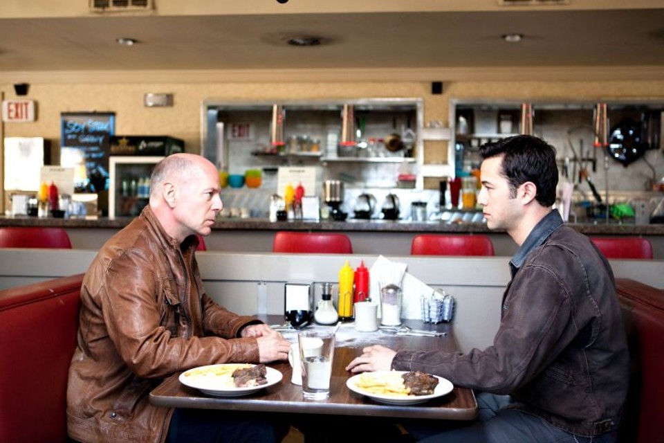 Bruce Willis e Joseph Gordon-Levitt em "Looper" Divulgação — Foto: Divulgação