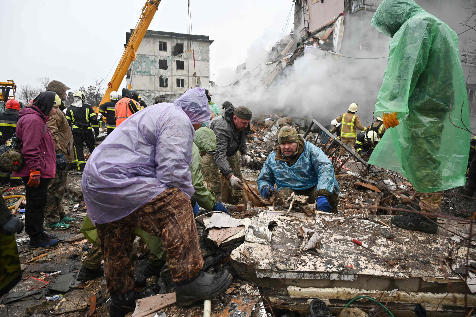 Moradores de Poltava, na Ucrânia, limpando escombros de prédio após ser atingido por míssil — Foto: Sergey Bobok / AFP