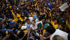 Oposição venezuelana tem uma 'candidata' nas ruas e outro nas urnas
