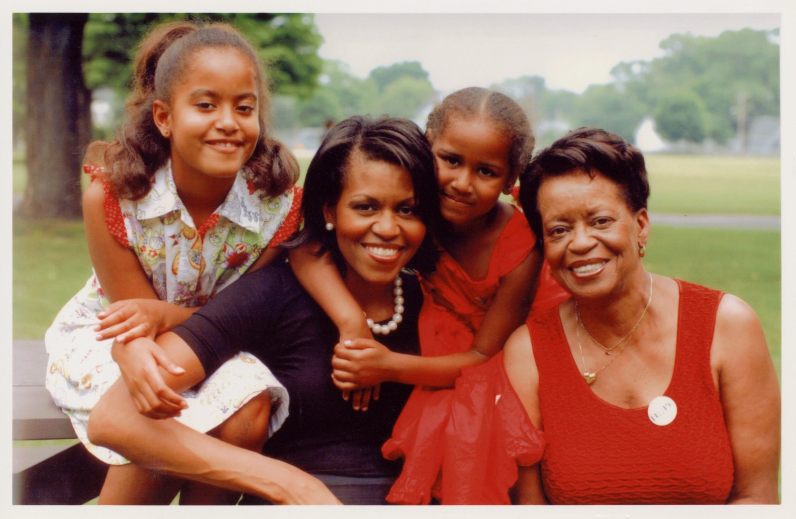 Robinson Women: Michelle, in a book photo, with her daughters and mother, Marian — Photo: Disclosure