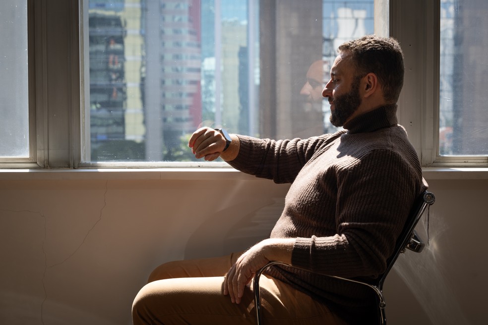 Tadeu da Ponte, 46 anos, é empresário e usa tecnologias voltadas à saúde há pelo menos 15 anos. — Foto: Maria Isabel Oliveira / O Globo