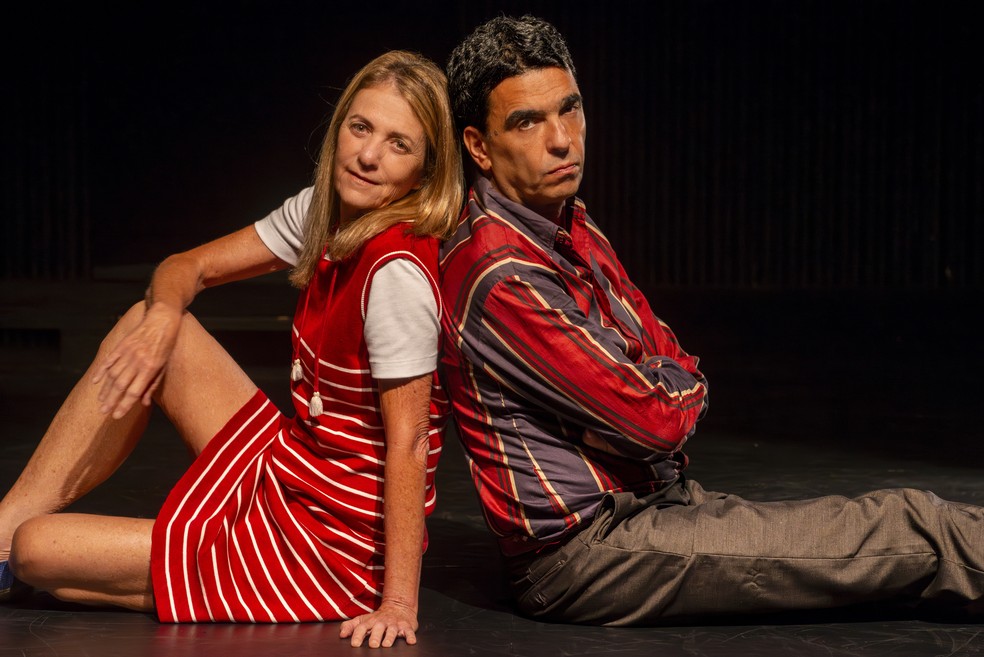 Priscilla Rozenbaum e José Karini na peça "Coração na boca", em cartaz no CCBB — Foto: Divulgação/Dalton Valerio