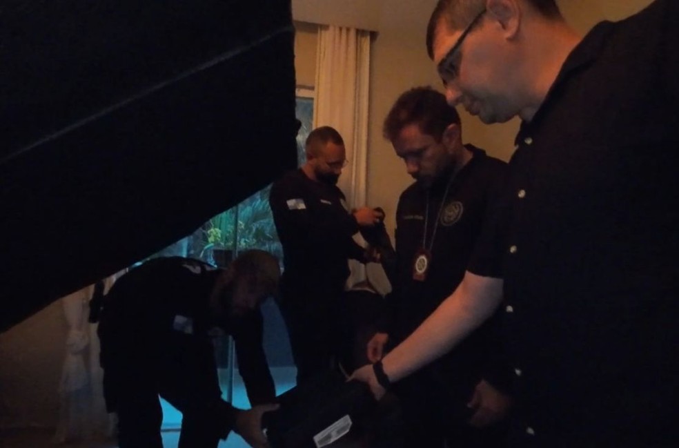Policiais durante diligência da Operação Torniquete — Foto: Divulgação / Polícia Civil