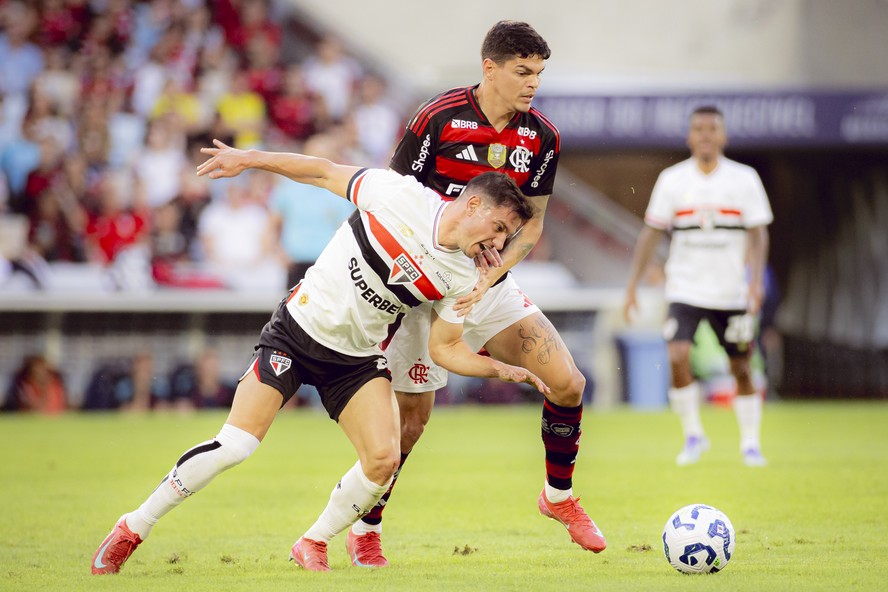 Ayrton Lucas precisará passar por cirurgia na perna esquerda após se lesionar contra o São Paulo