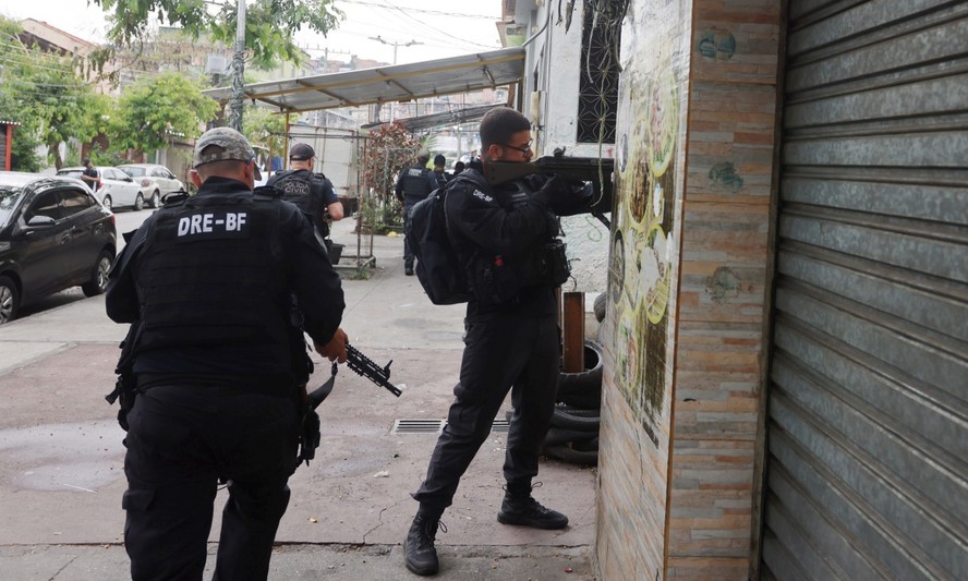 Opera&ccedil;&atilde;o  no Complexo do Alem&atilde;o, na Zona Norte do Rio