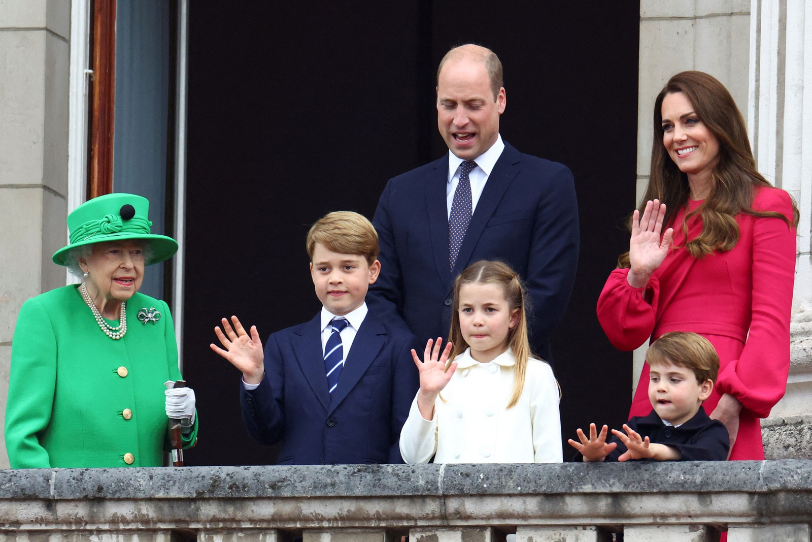Elizabeth II aparece na sacada com os bisnetos George, Charlotte e Louis, e os pais das crianças reais, William e Kate Middleton, durante a celebração do jubileu de platina, no dia 5 de junho de 2022 — Foto: Hannah McKay/AFP