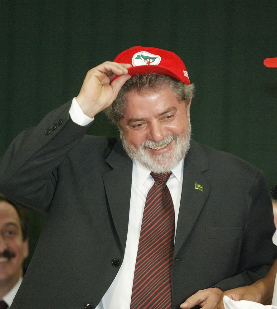 Nova relação. Lula usa boné do MST no primeiro governo: movimento quer mais espaço