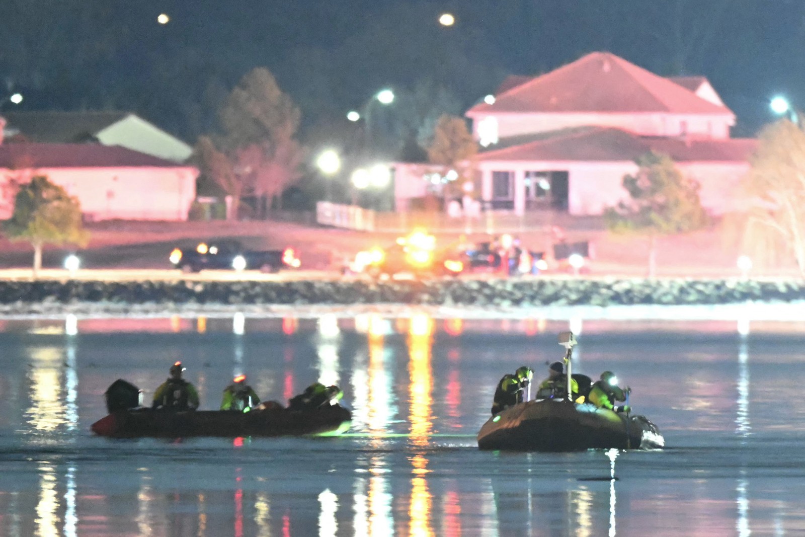 Serviços de emergência de Washington fazem buscas por vítimas de acidente aéreo no rio Potomac — Foto: ANDREW CABALLERO-REYNOLDS / AFP
