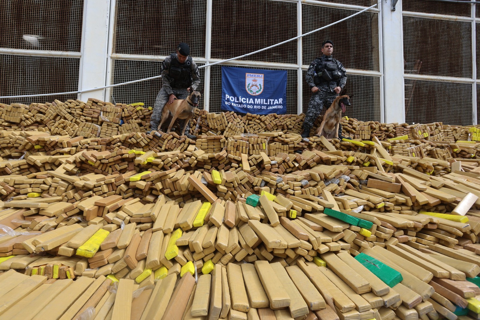 De acordo com a PM, a droga estava escondida em um bunker improvisado no terraço de uma fábrica dentro da comunidade — Foto: Fabiano Rocha / Agência O Globo