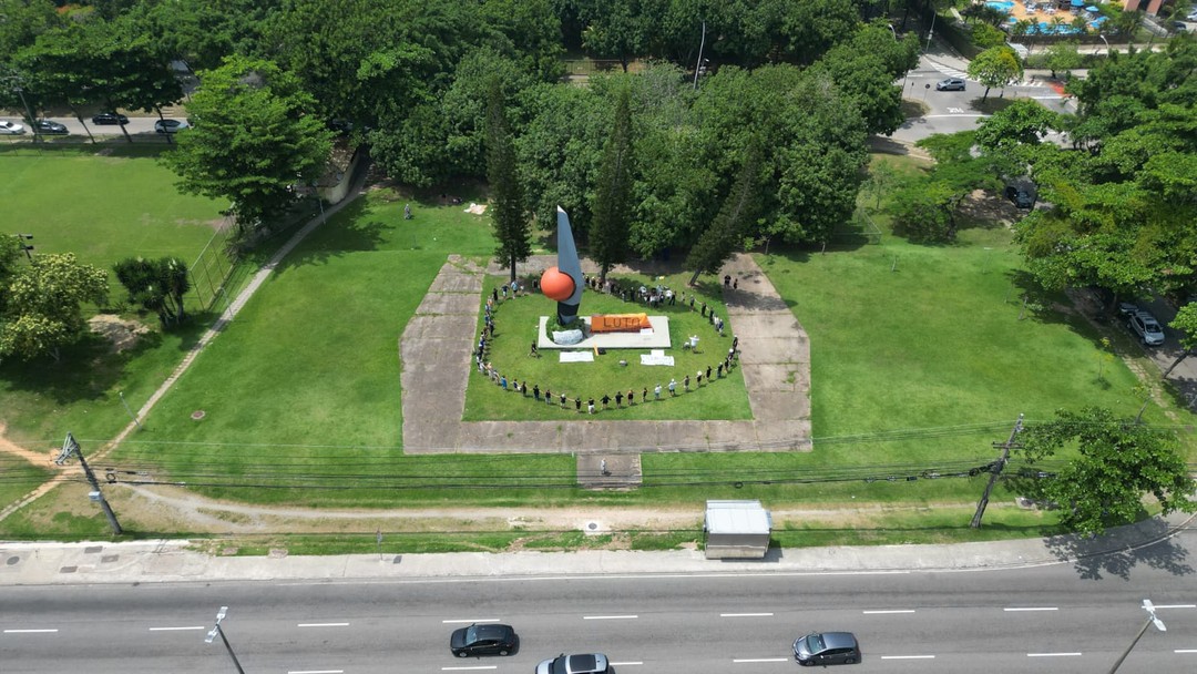 Confira na edição online do Jornal O Globo o projeto Xadrez Humano,  organizado pelo Colégio Estadual Vicente Jannuzzi, na Barra da Tijuca, Zona  Oeste do Rio. Em um tabuleiro gigante montado no