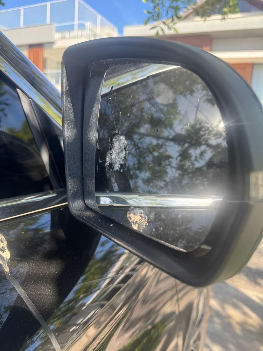 Tiro de raspão no retrovisor do carro de Rossi — Foto: Reprodução