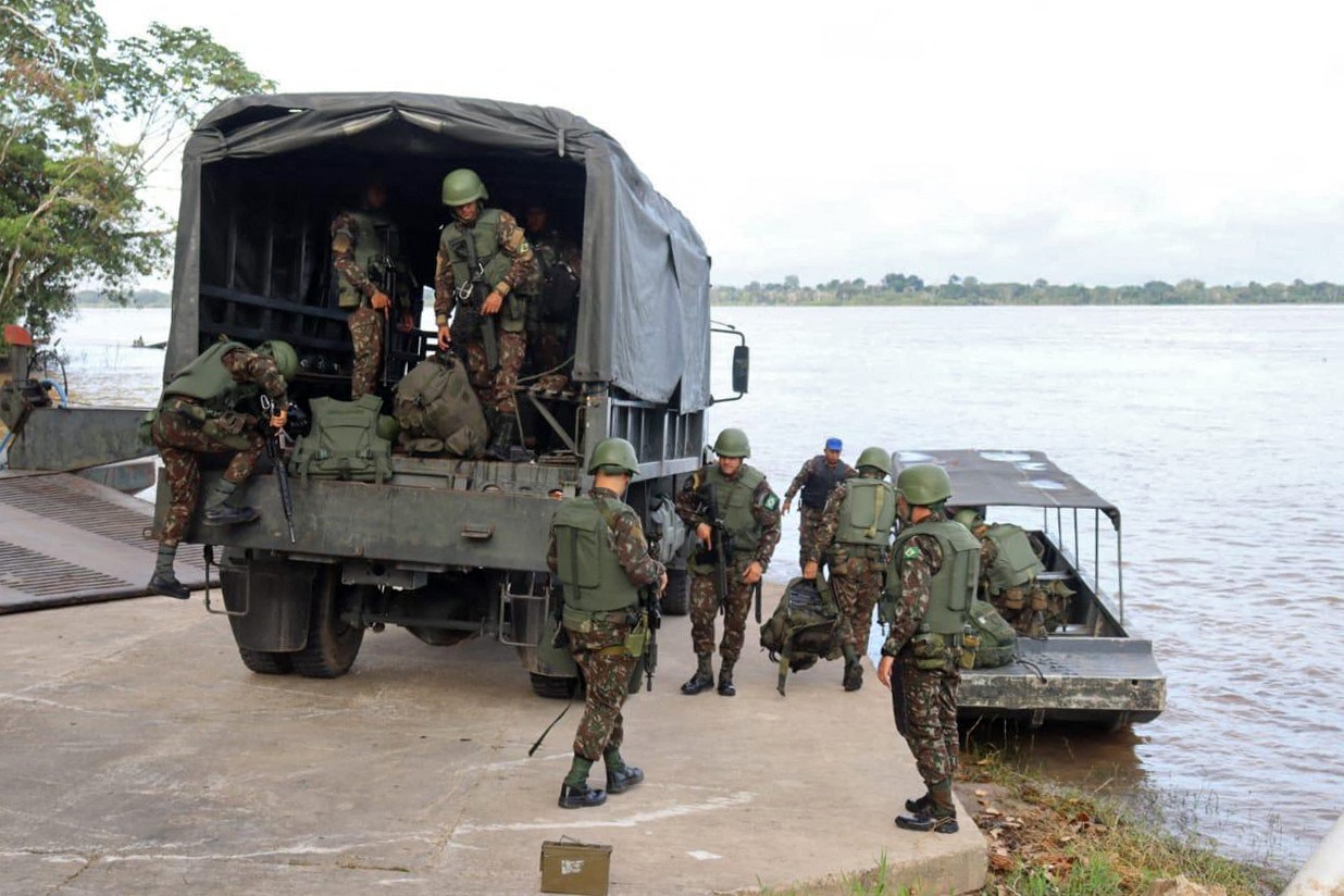 Missão de busca e resgate acontece na região da Amazônia próximo à fronteira com o Peru — Foto: Comando Militar da Amazônia / AFP