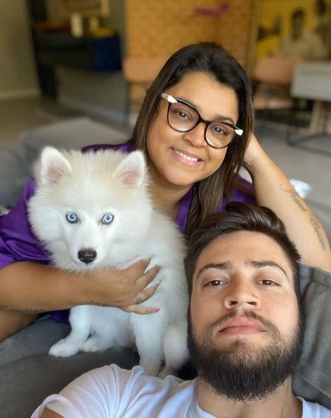 Durante a pandemia do Coronavírus, Preta Gil passou 14 dias de sufoco, isolada, lutando contra o covid. Após se curar do covid, a cantora postou essa foto ao lado do marido, Rodrigo Godoy, e do pet de estimação comemorando: "finalmente podemos ficar assim grudadinhos outra vez". — Foto: Reprodução / Instagram — Foto: Reprodução / Instagram