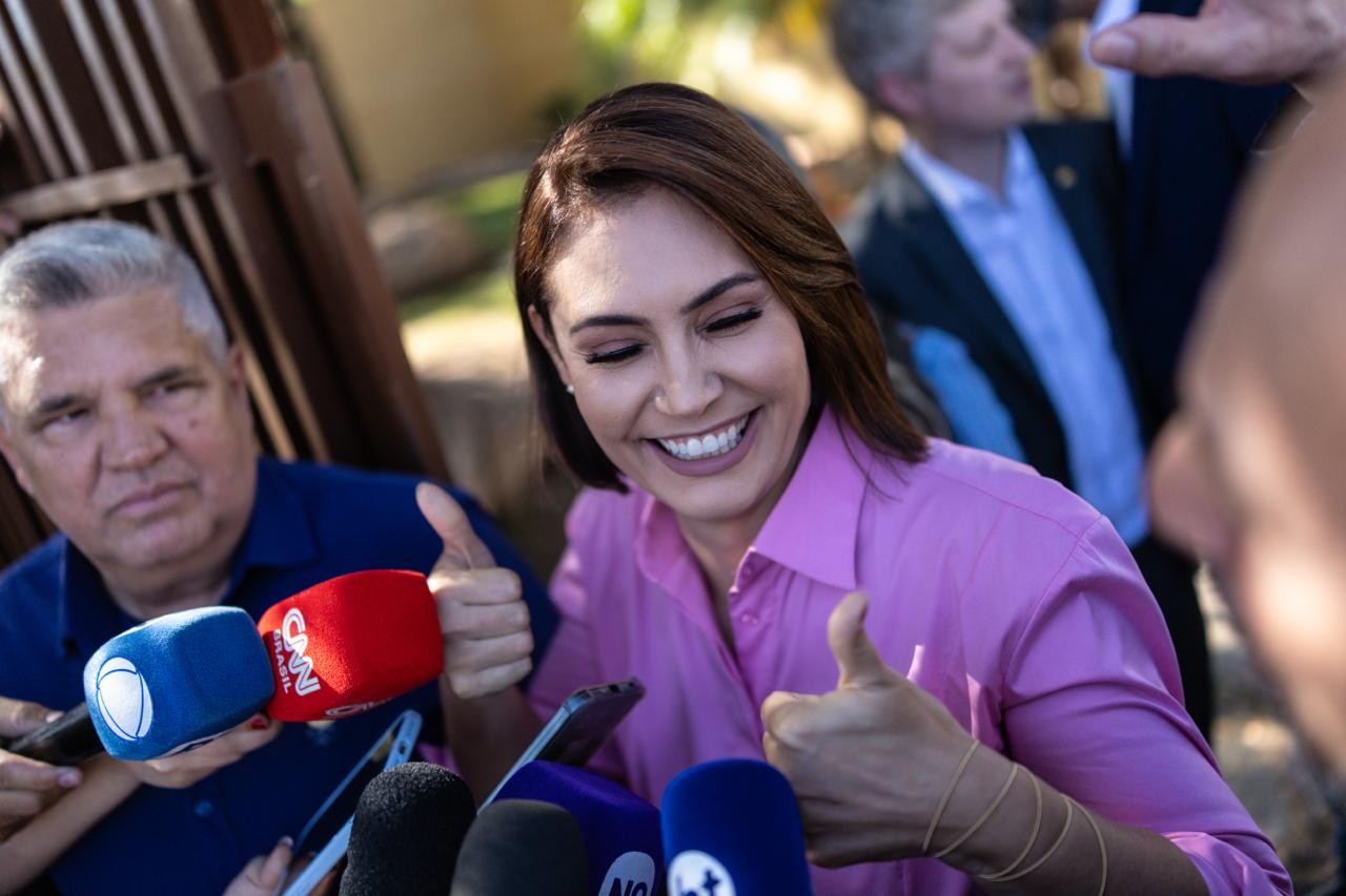 Michelle sai da crise com Flávio como personagem disputada por candidatos do PL e consolida capital político