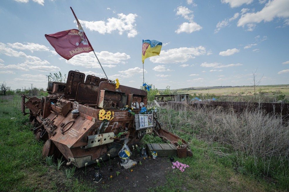 Trator atua em operação de desminagem na Ucrânia — Foto: AFP