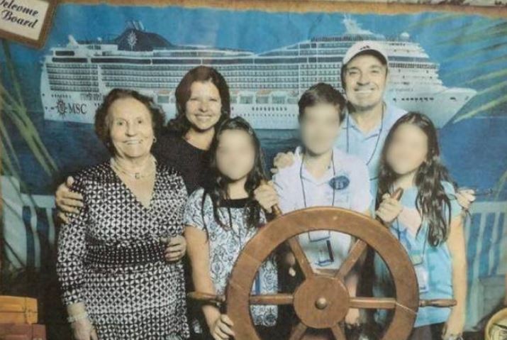 Gugu e família em viagem de navio Foto: Arquivo Pessoal / Rose Miriam