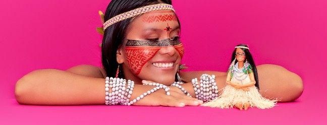 A influenciadora Maira Gomez inspirou a primeira Barbie indígena — Foto: Divulgação