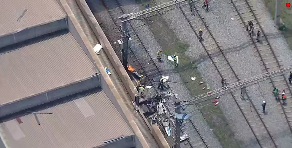 Avião cai sobre trilhos do metrô de BH e pega fogo; piloto morreu