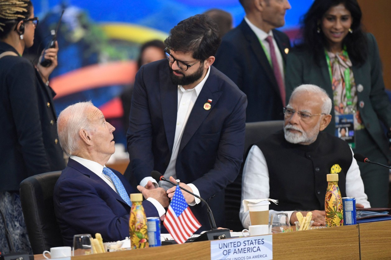 Joe Biden conversa com o presidente do Chile, Gabriel Boric, ao lado do primeiro-ministro da Índia, Narendra Modi — Foto: Daniel RAMALHO / AFP