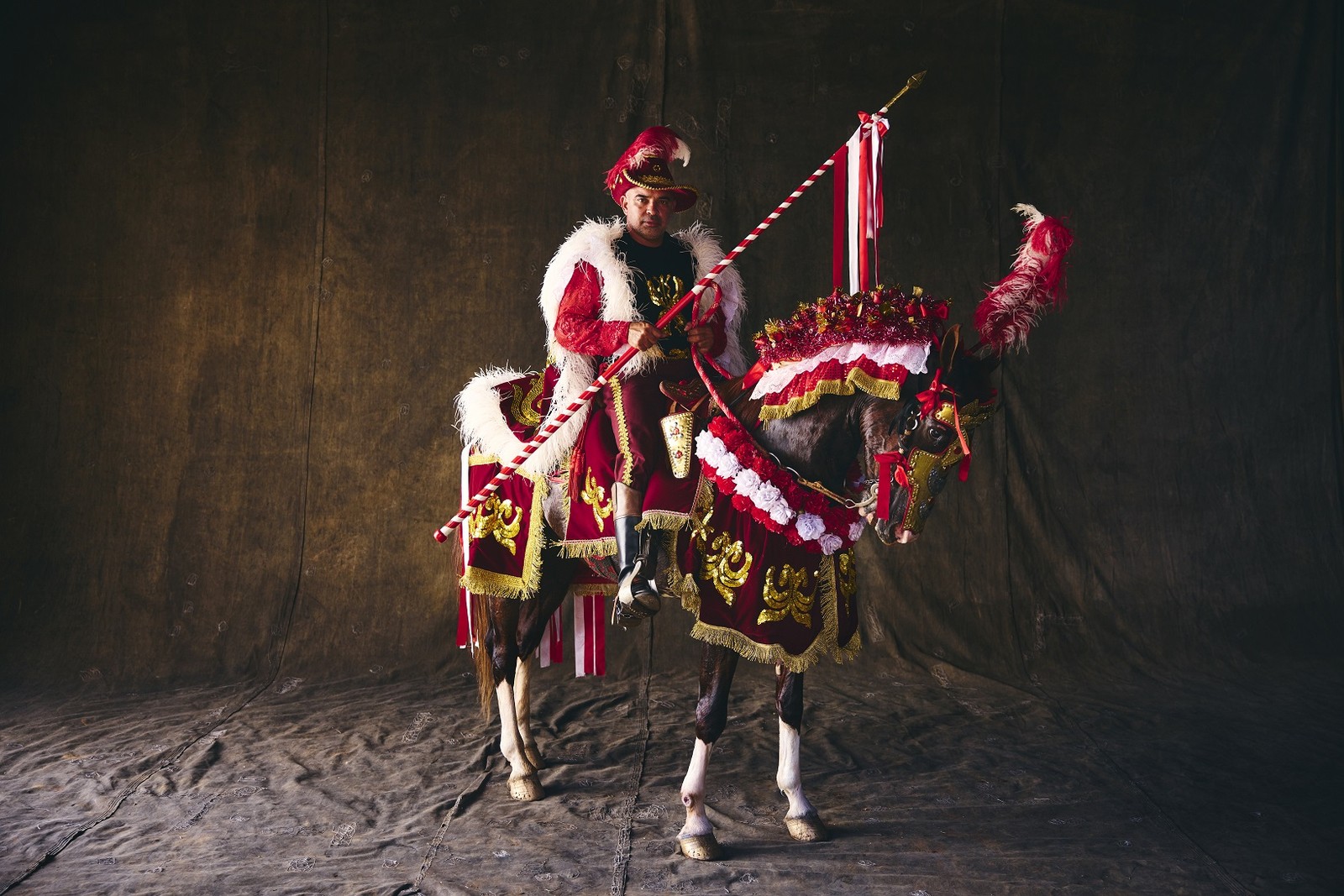 Fotos do ato 'Curucucu', na exposição 'Curucucu divino' — Foto: Divulgação