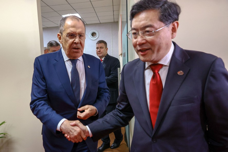 Os ministros das Relações Exteriores da Rússia e da China, Sergei Lavrov, e Qin Gang, no G20