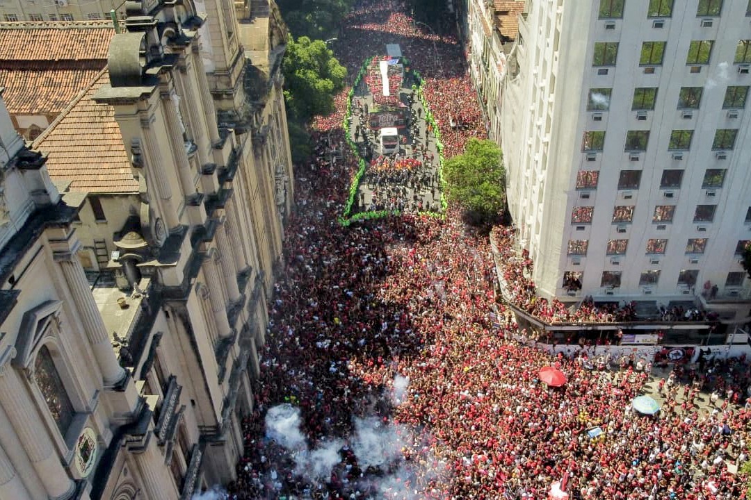 Jogadores do Flamengo comemoram título da Libertadores com torcedores — Foto: Tercio Teixeira / AFP