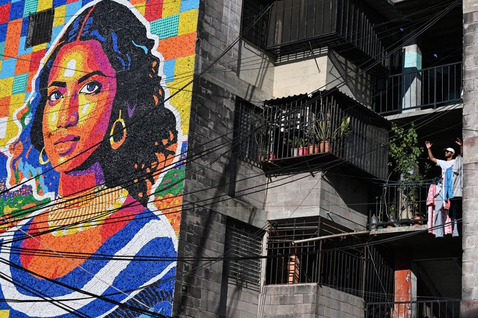 Mona Lisa ganha versão latino-americana em mural de 13 metros feito com 100 mil tampinhas de plástico em El Salvador — Foto: AFP
