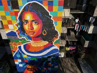 Mona Lisa ganha versão latino-americana em mural de 13 metros