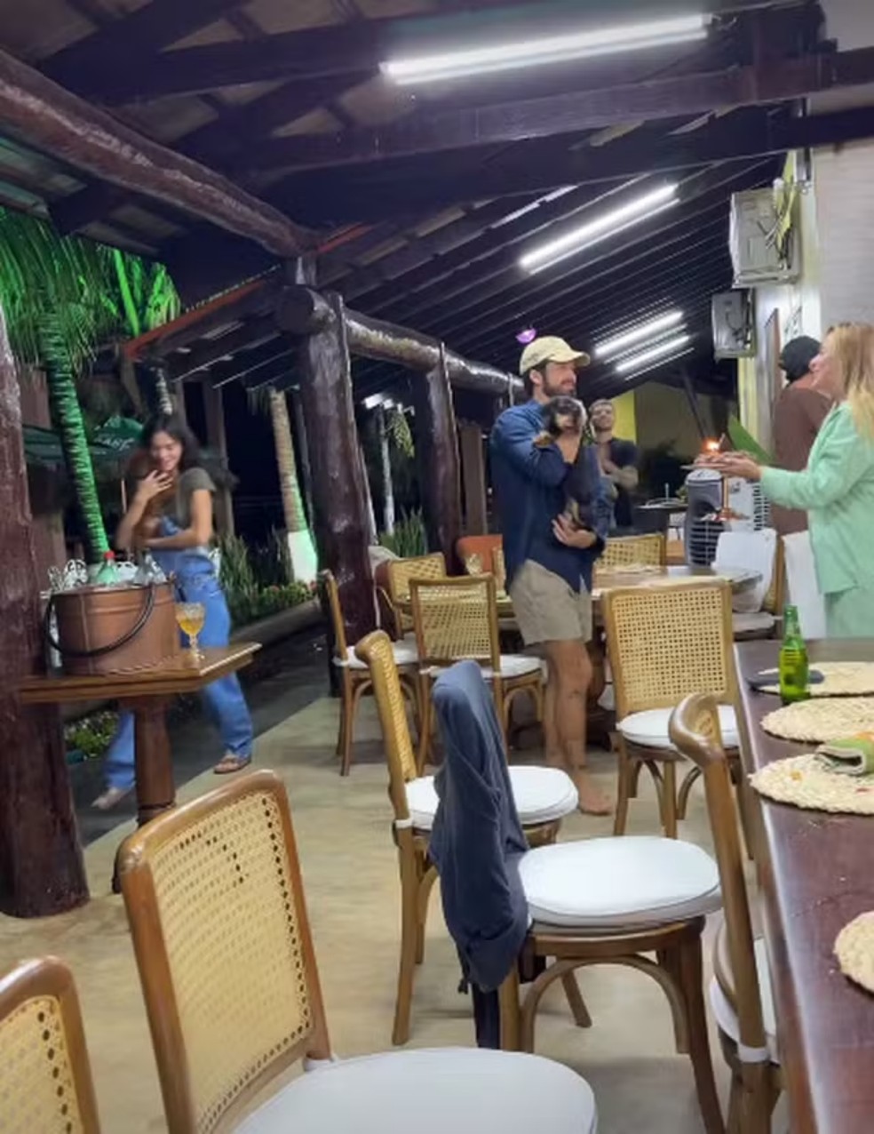 Bruna Marquezine evitou fotos no aniversário do namorado, João Guilherme  — Foto: Reprodução Instagram