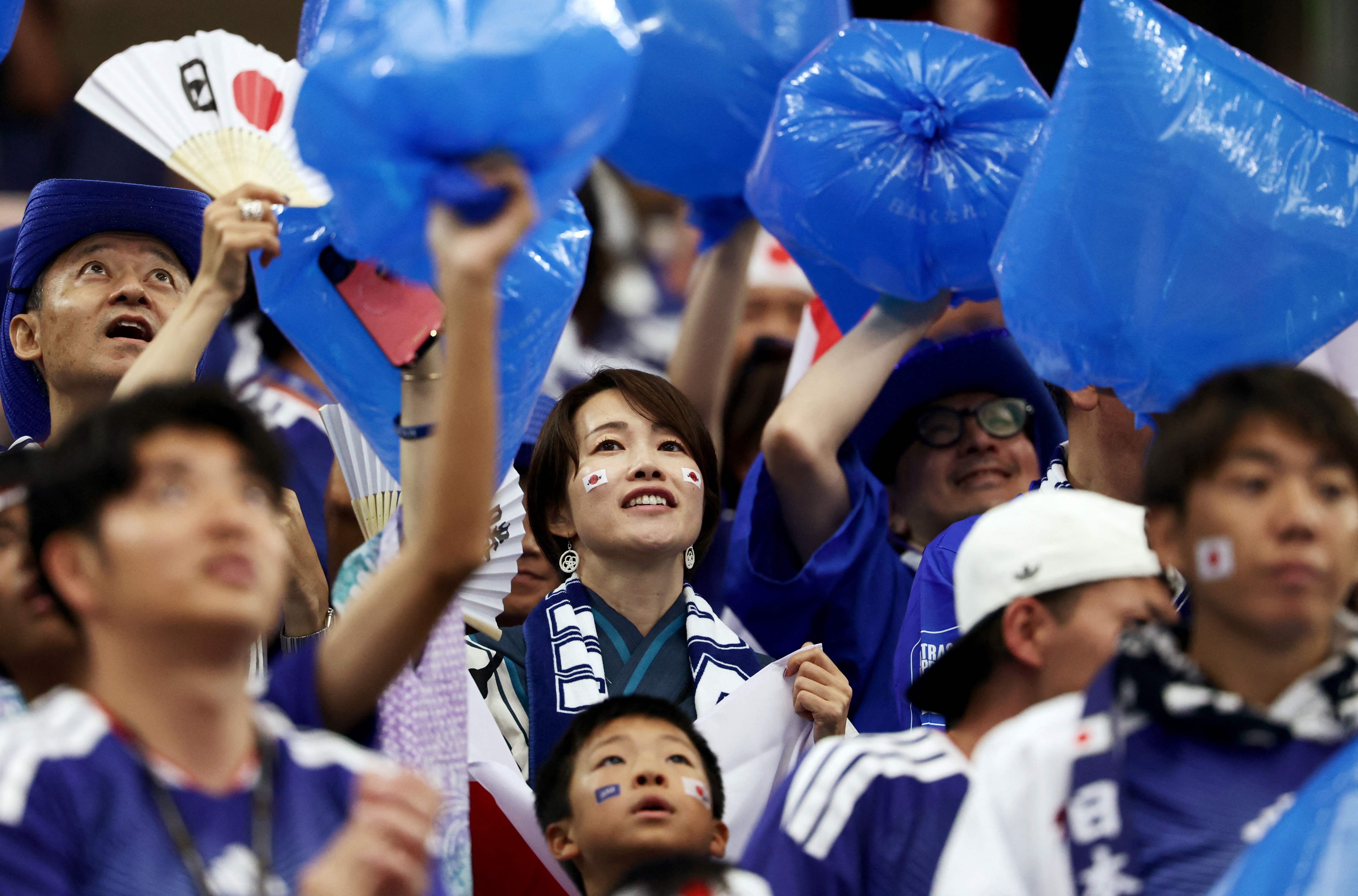 Japão anima torcida com sacolas azuis em jogo da Copa