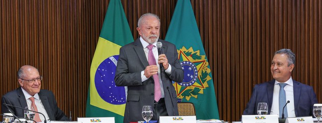O presidente Luiz Inácio Lula da Silva (c), vice-presidente Geraldo Alckmin (e) e o ministro da Casa Civel, Rui Costa (d), durante reunião ministerial no palácio do Planalto — Foto: Fabio Rodrigues-Pozzebom/Agência Brasil