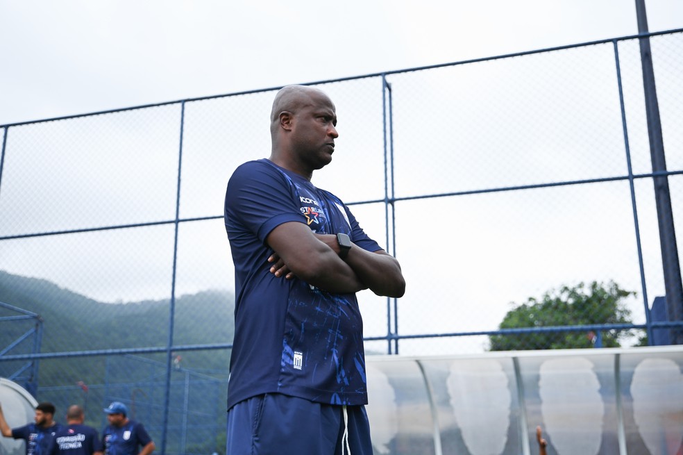 O ex-atacante Rinaldo faz terceira temporada à frente do time – Fotografia: Pauline Carvalho | Clube Marika
