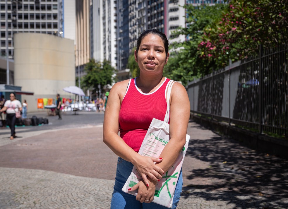 'Quem é o governador do Rio?': auxiliar de serviços gerais Maria Gabriela de Oliveira responde — Foto: Júlia Aguiar