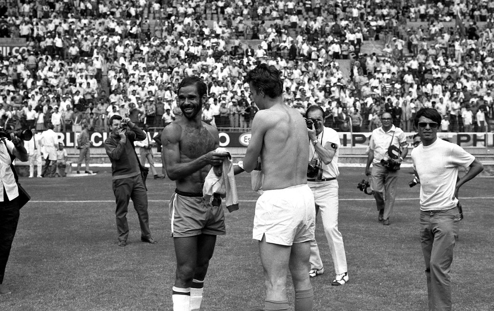 Brito troca de camisa com jogador da Tchecoslováquia após vitória do Brasil por 4 a 1 na Copa do Mundo de 1970 — Foto: Acervo O GLOBO