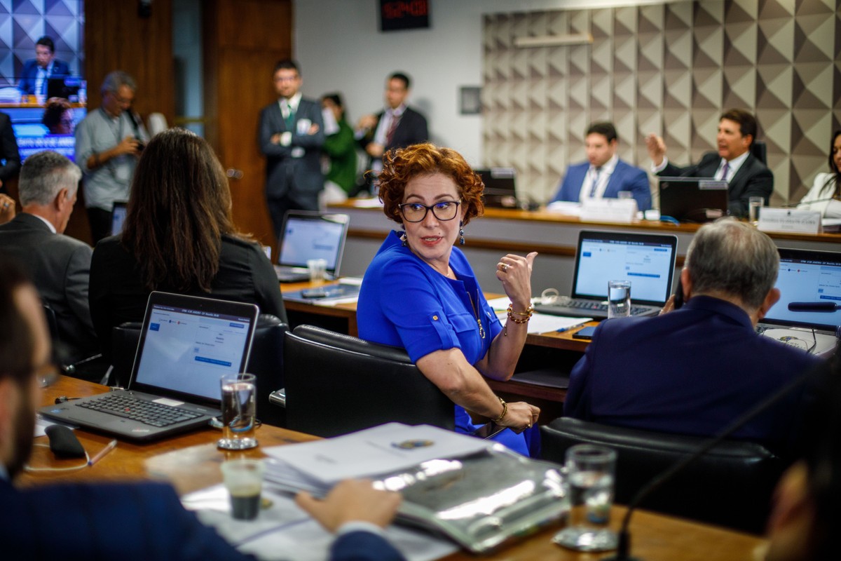 Carla Zambelli: Deputada Brasileira Aguarda Decisão sobre Extradição em Tribunal Italiano